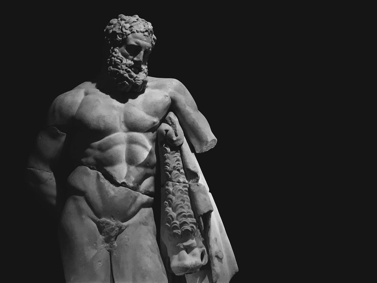 Striking grayscale photo of an ancient Greek statue in Antalya's museum.
